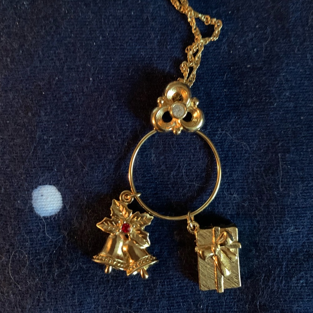 Vintage Avon tender memories charm necklace.
